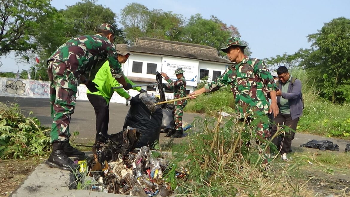 Kodim 0614/Kota Cirebon Gelar Kegiatan Karya Bakti di Kawasan Eks Terminal Harjamukti.