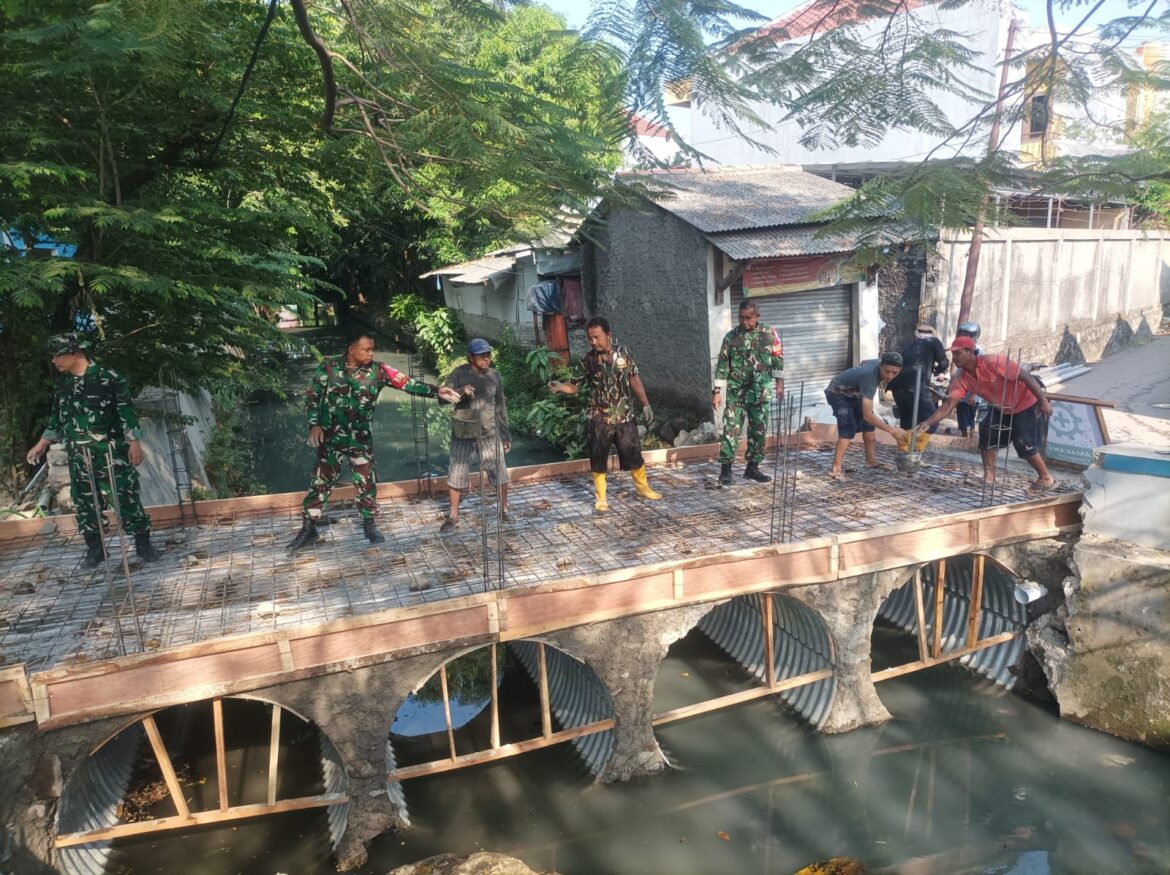 Babinsa Pekiringan Bersama Warga Laksanakan Gotong Royong Pengecoran Jembatan Armco