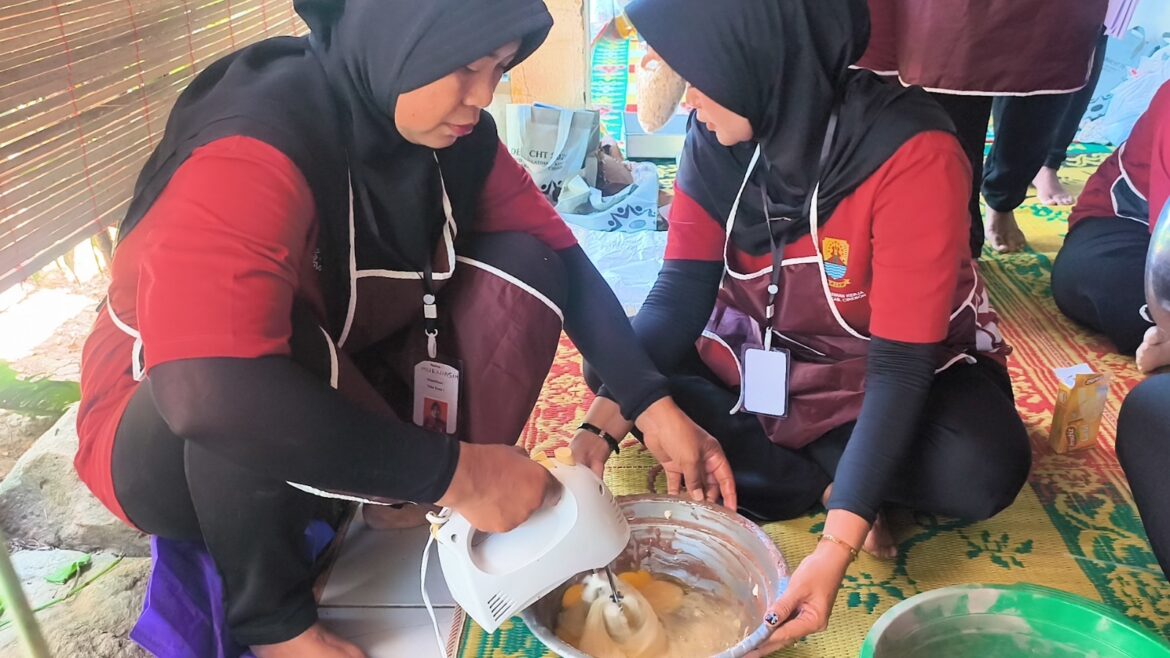 Dukung Pemberdayaan Perempuan, TMMD ke-129 Kodim 0620/Kab. Cirebon Latih Ibu-Ibu Desa Luwung Kencana Membuat Brownies