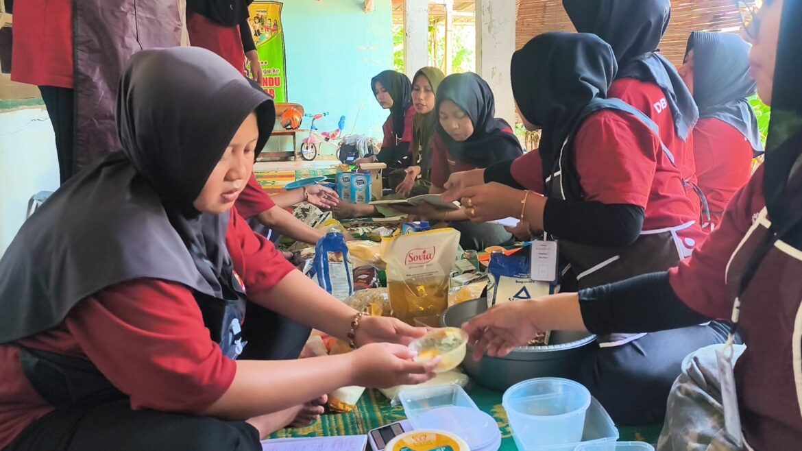 Dari Dapur Menuju Kemandirian: TMMD Ke-129 Kodim 0620/Kab. Cirebon Bekali Ibu-Ibu Desa Luwung Kencana Keterampilan Membuat Pempek
