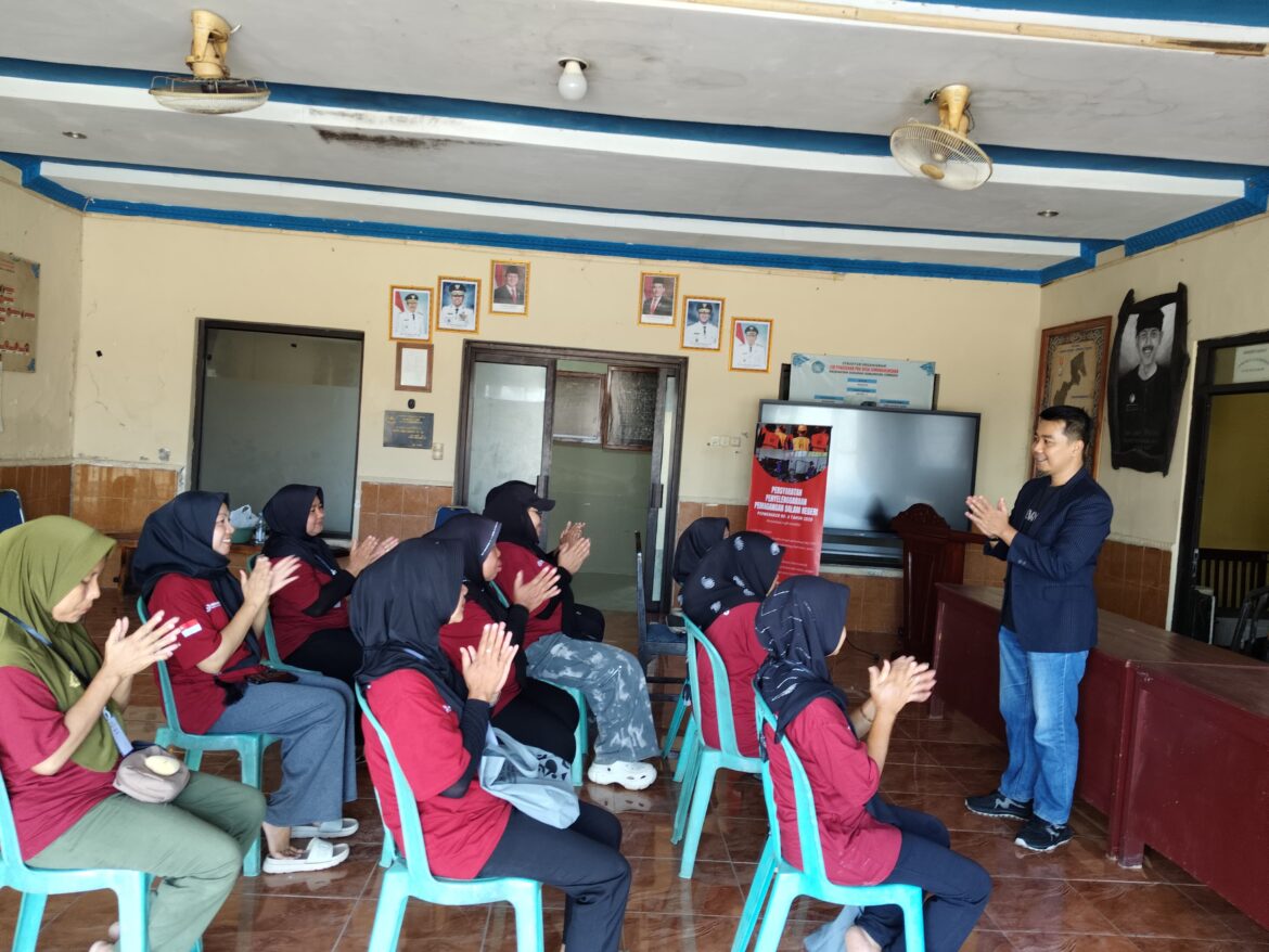 Bangkitkan Jiwa Wirausaha, TMMD ke-129 Kodim 0620/Kab. Cirebon Bekali Ibu-Ibu Desa Luwung Kencana dengan Ilmu Bisnis