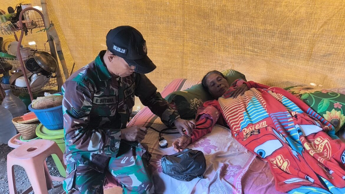 Satgas Kesehatan TMMD Ke-129 Kodim 0620/Kab. Cirebon Sigap Layani Warga, Wujud Nyata Kepedulian TNI di Desa Luwung Kencana