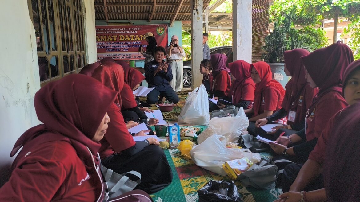 Ibu-Ibu Desa Luwung Kencana Antusias Ikuti Pelatihan Pizza Tahap II dalam Program TMMD ke-129 Kodim 0620