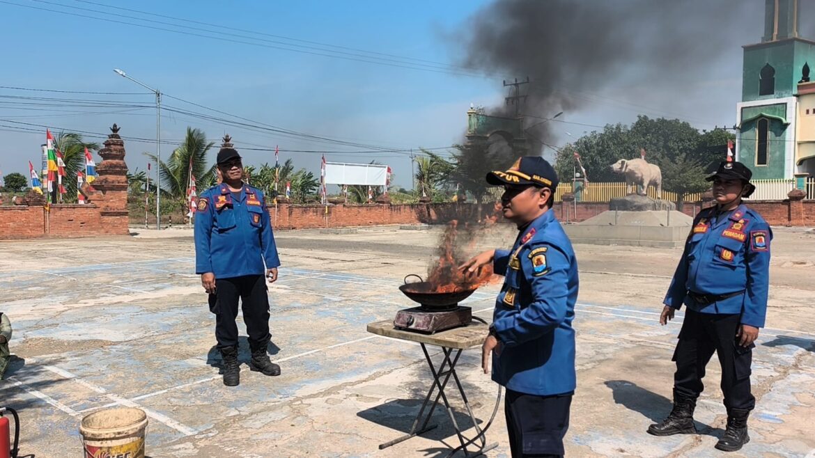 Tingkatkan Kesiapsiagaan Warga, TMMD ke-129 Kodim 0620/Kab. Cirebon Gandeng Dinas Pemadam Kebakaran Gelar Sosialisasi Bahaya Kebakaran