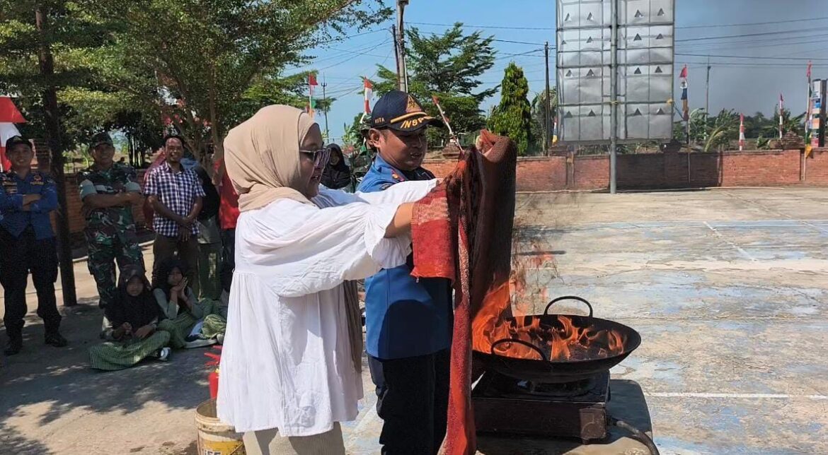 Cegah Risiko Sejak Dini, TMMD ke-129 Kodim 0620/Kab. Cirebon Bersama Dinas Damkar Edukasi Masyarakat Desa Luwung Kencana tentang Bahaya Kebakaran