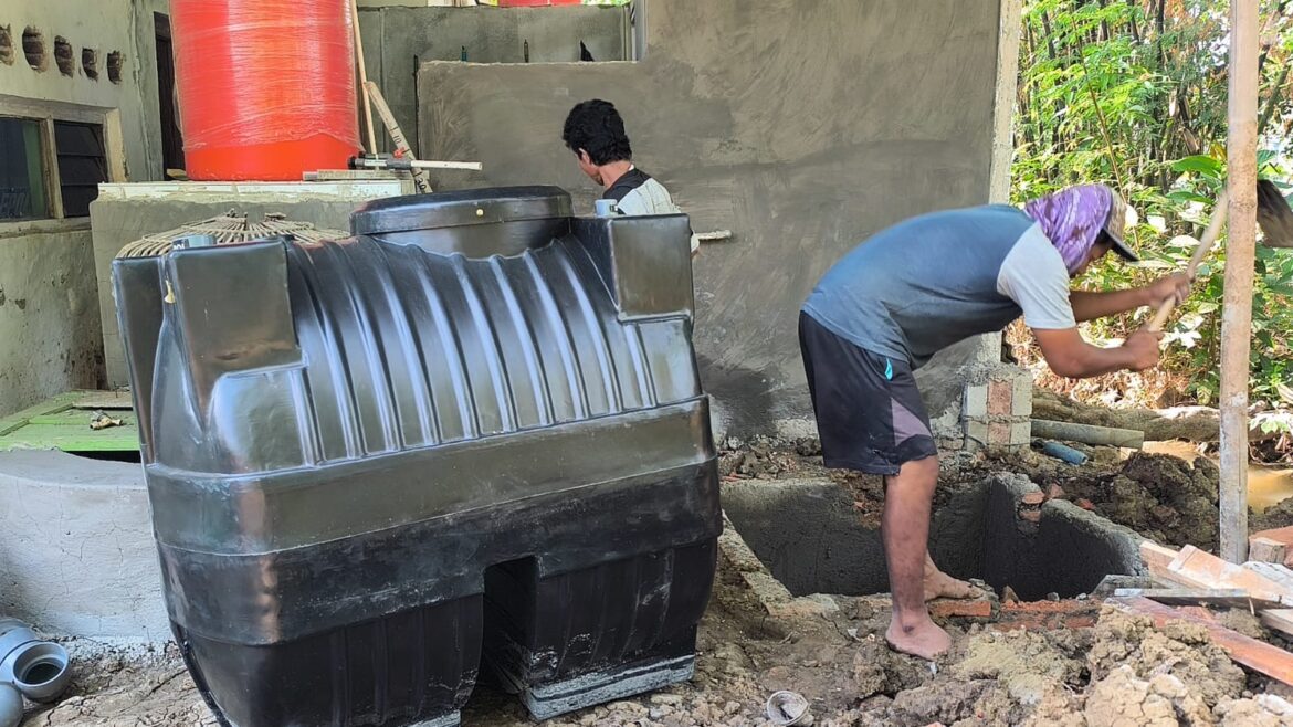 Sasaran Fisik TMMD ke-129 Berlanjut, Bio Septic Tank Mulai Terpasang pada MCK Mushola Miftahul Jannah Desa Luwung Kencana