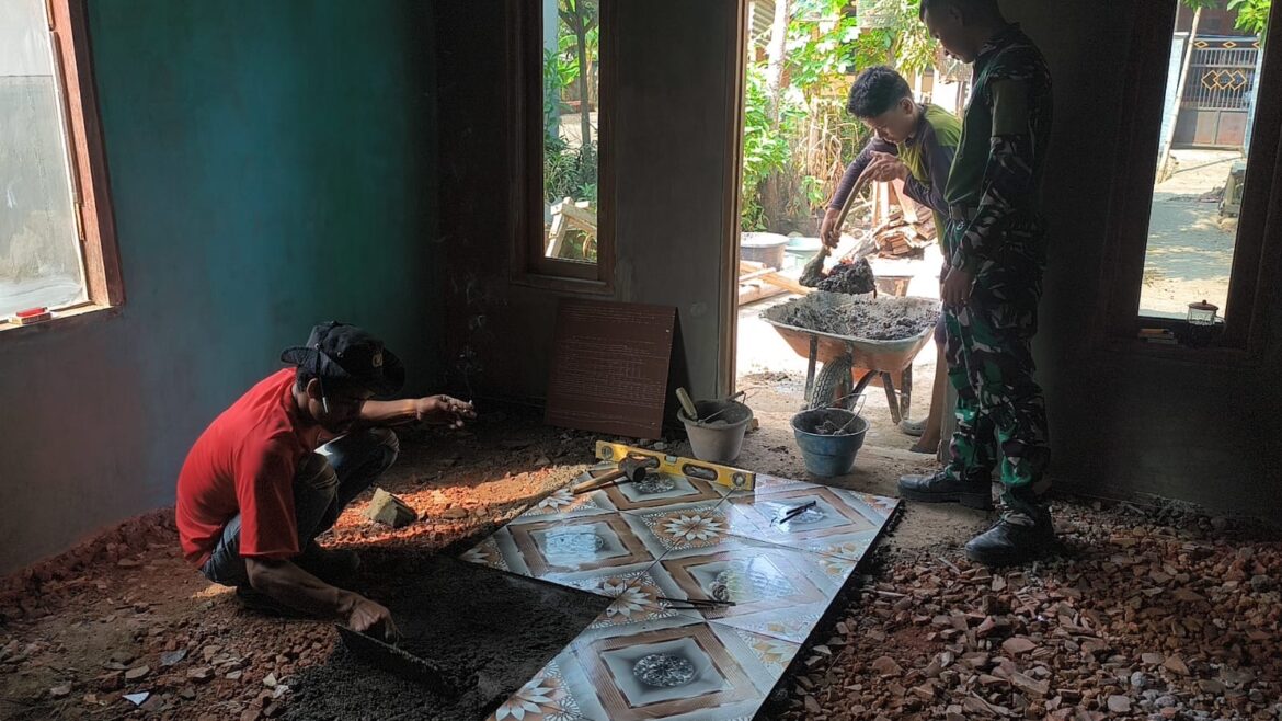 Rumah Impian Mulai Terwujud, Proses Pemasangan Keramik Rehab RTLH Bapak Karno Jadi Tahapan Penting TMMD ke-129 Kodim 0620/Kab. Cirebon