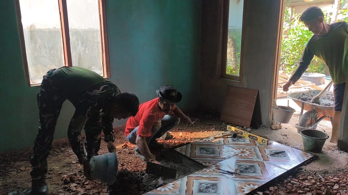 Menuju Hunian Layak dan Nyaman, Satgas TMMD ke-129 Kebut Pemasangan Keramik Rumah Bapak Karno