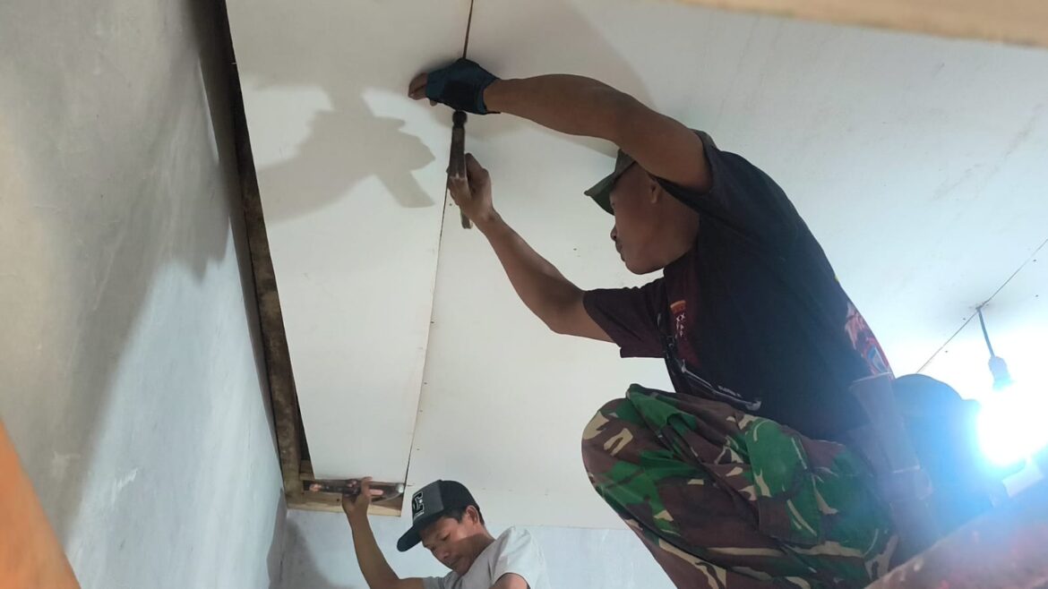 Rumah Semakin Nyaman, Satgas TMMD ke-129 Kodim 0620/Kab. Cirebon Tuntaskan Tahap Pemasangan Plafon RTLH Ibu Wartiyem