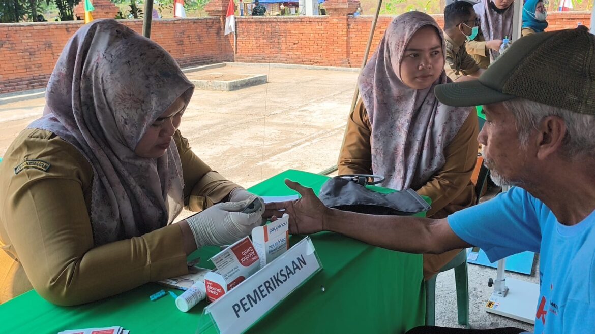 Peduli Kesehatan Masyarakat, TMMD ke-129 Kodim 0620/Kabupaten Cirebon Gandeng Puskesmas Bunder Gelar Pengobatan Gratis