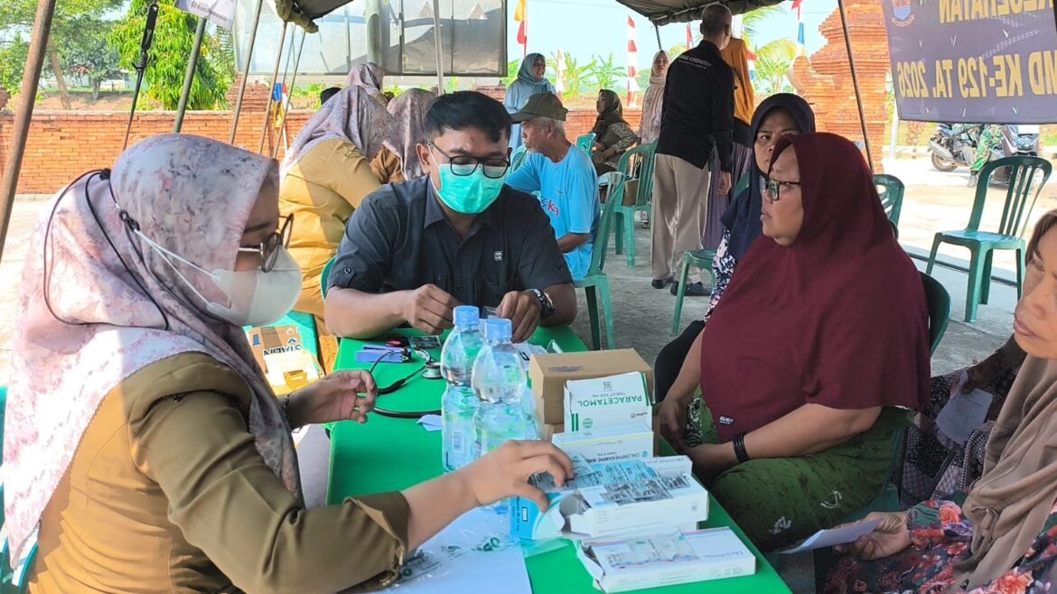 TMMD ke-129 Hadirkan Layanan Kesehatan Gratis, Warga Desa Luwung Kencana Antusias Periksa Kesehatan