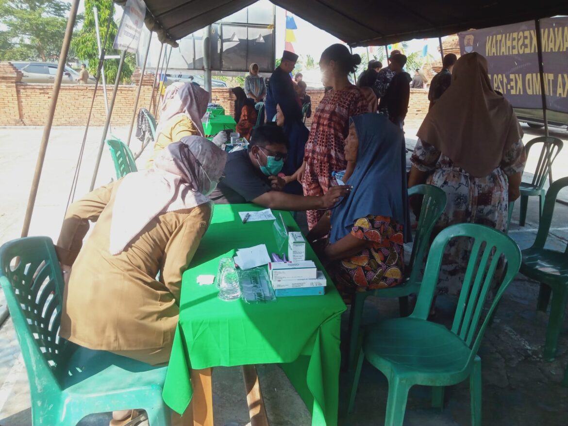 Wujud Kepedulian kepada Masyarakat, TMMD ke-129 Kodim 0620/Kabupaten Cirebon Berikan Pengobatan Gratis di Desa Luwung Kencana